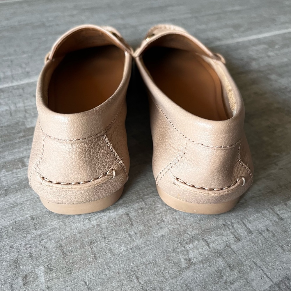 NWOT Coach Olive Women's Beige Leather Moccasin Loafers/ Gold Logo Bar-Size 6.5 - Picture 4 of 7